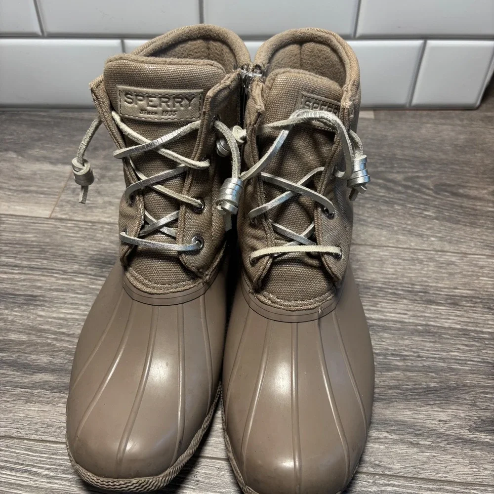Sperry Top-Sider‎ Women's Saltwater Duck Boots Light Grey Metallic Women's 7.5
